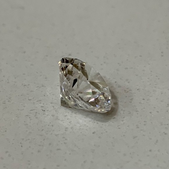 4 Carat Manufactured Diamond - Picture 2 of 6
